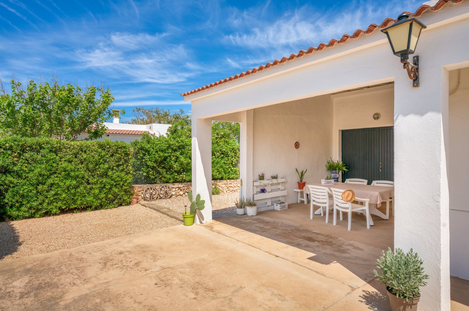 Vista de la terraza de Villa Mascaró, casa de alquiler de vacaciones en Menorca.