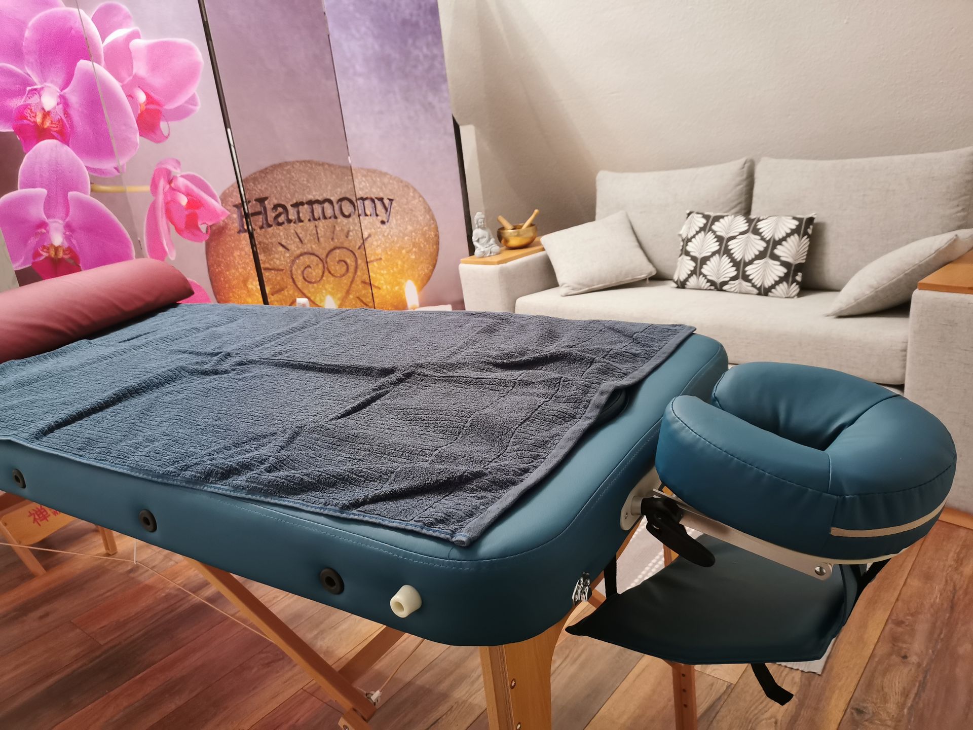 Massageliege in einem Wellness-Raum