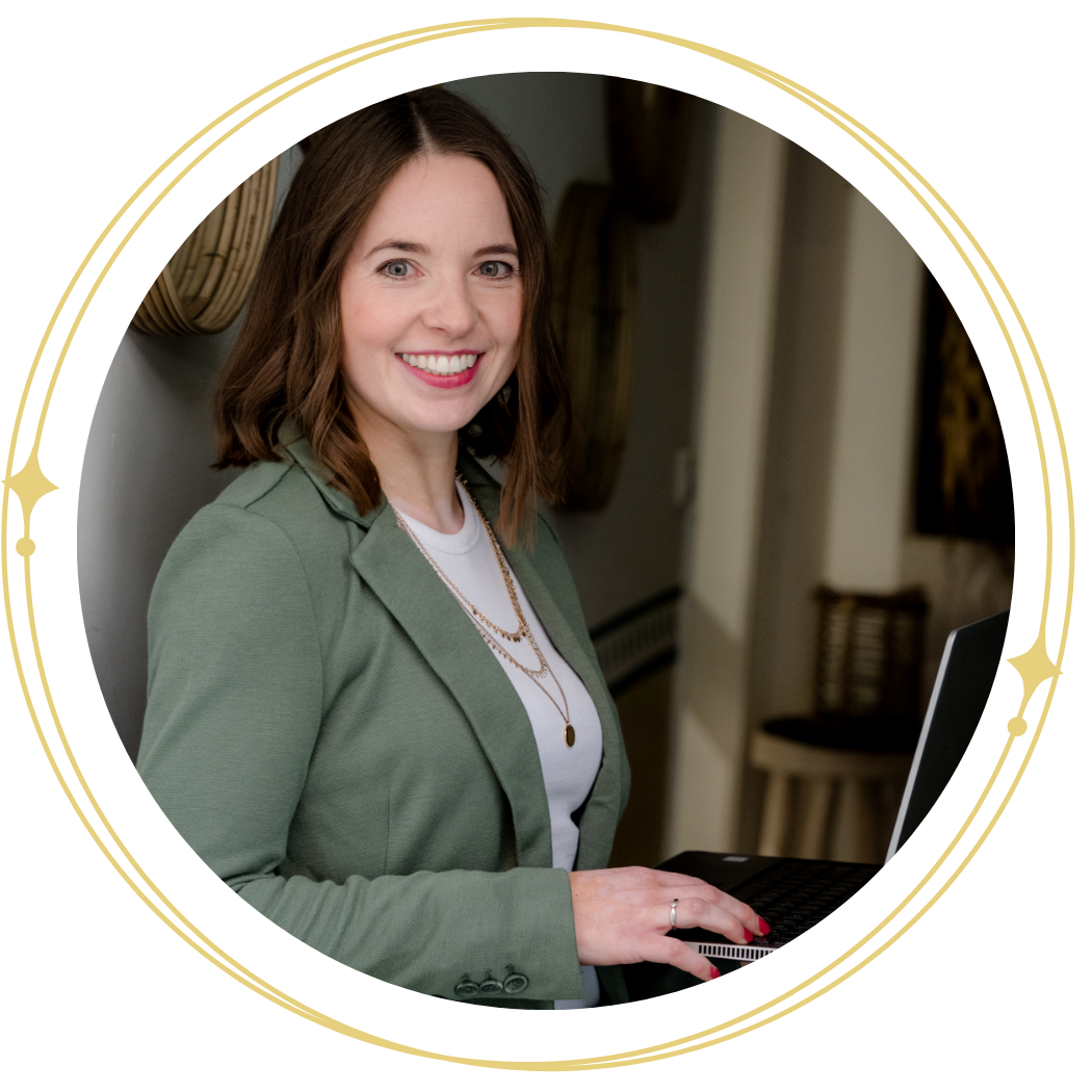 Tatjana Buchholz - Expertin für Innere Balance und Brand Identity mit Laptop stehend