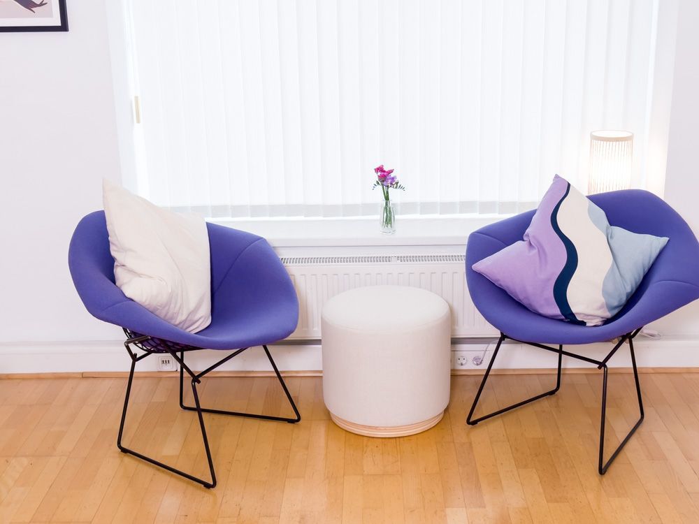 Zwei lila Sessel mit Kissen