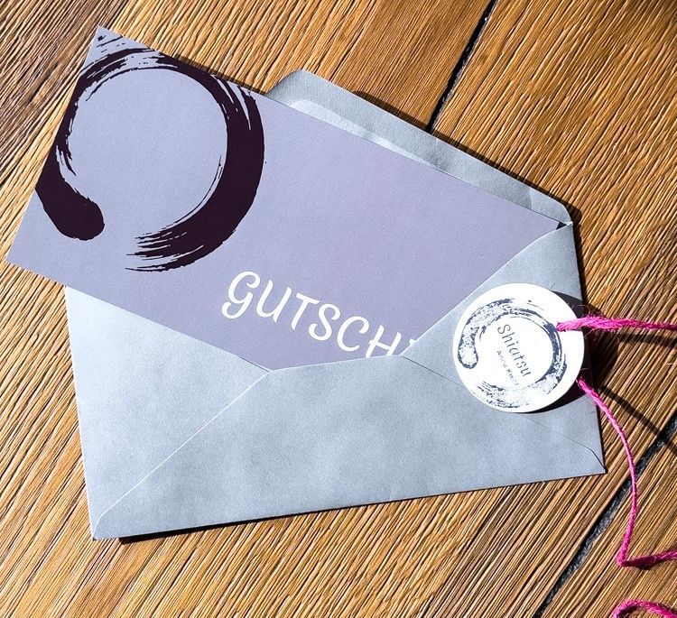 Massagegutschein für die Münchener Praxis von Anna Kiehl – Freude und Entspannung verschenken.