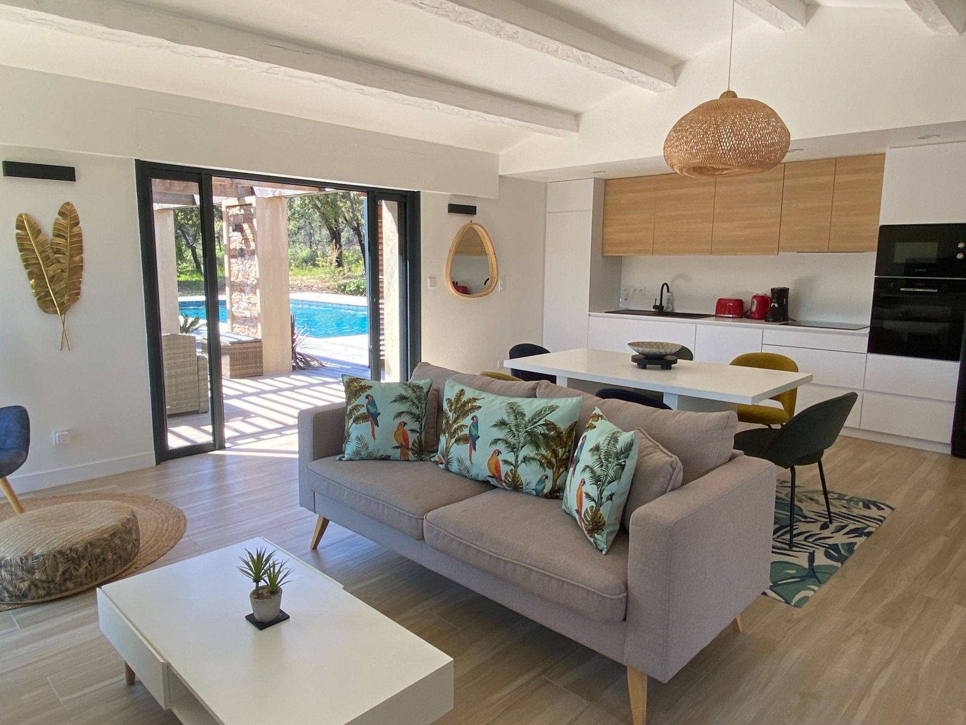 Salon moderne avec piscine extérieure