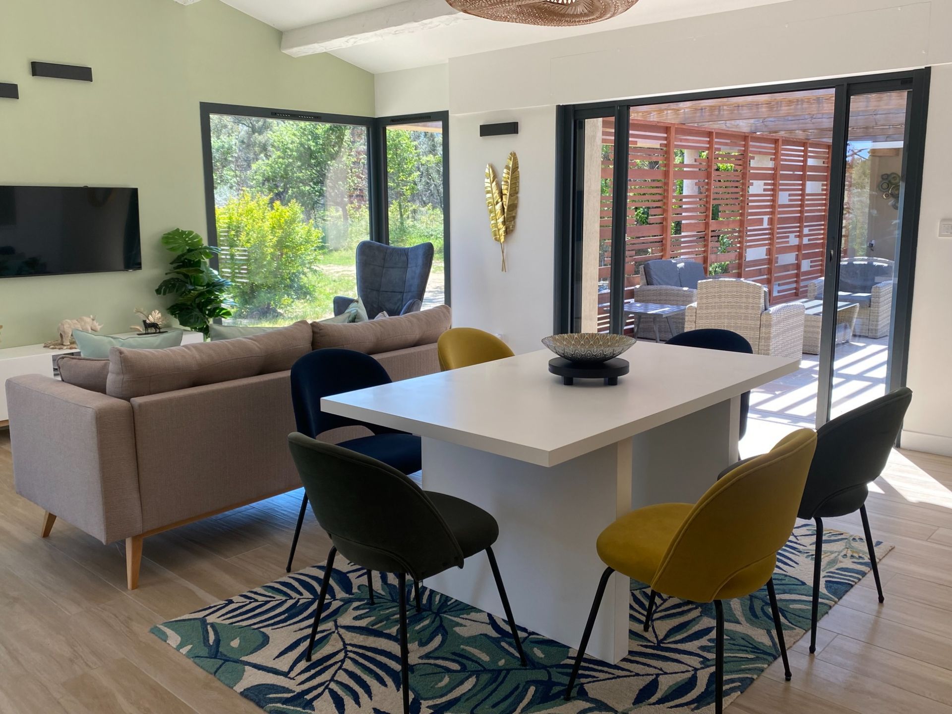 Intérieur moderne avec table à manger