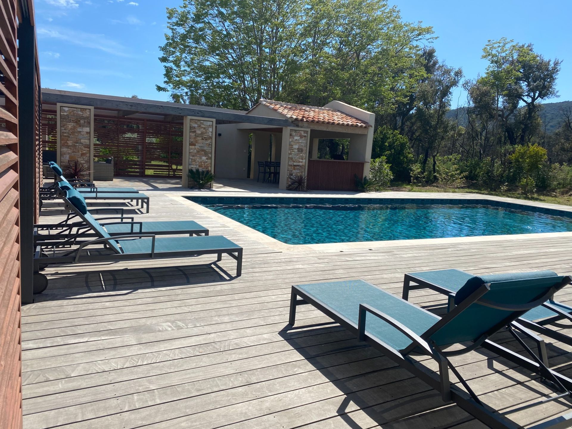 Piscine et chaises longues en extérieur