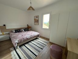 Chambre moderne avec lit double