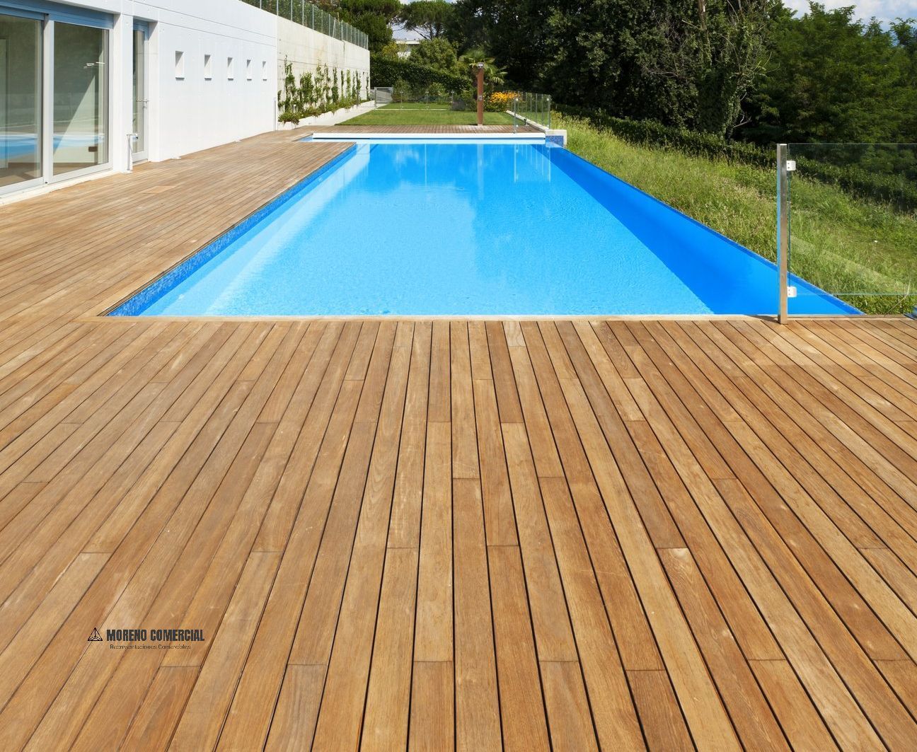 Tarima de exterior de madera natural en piscina