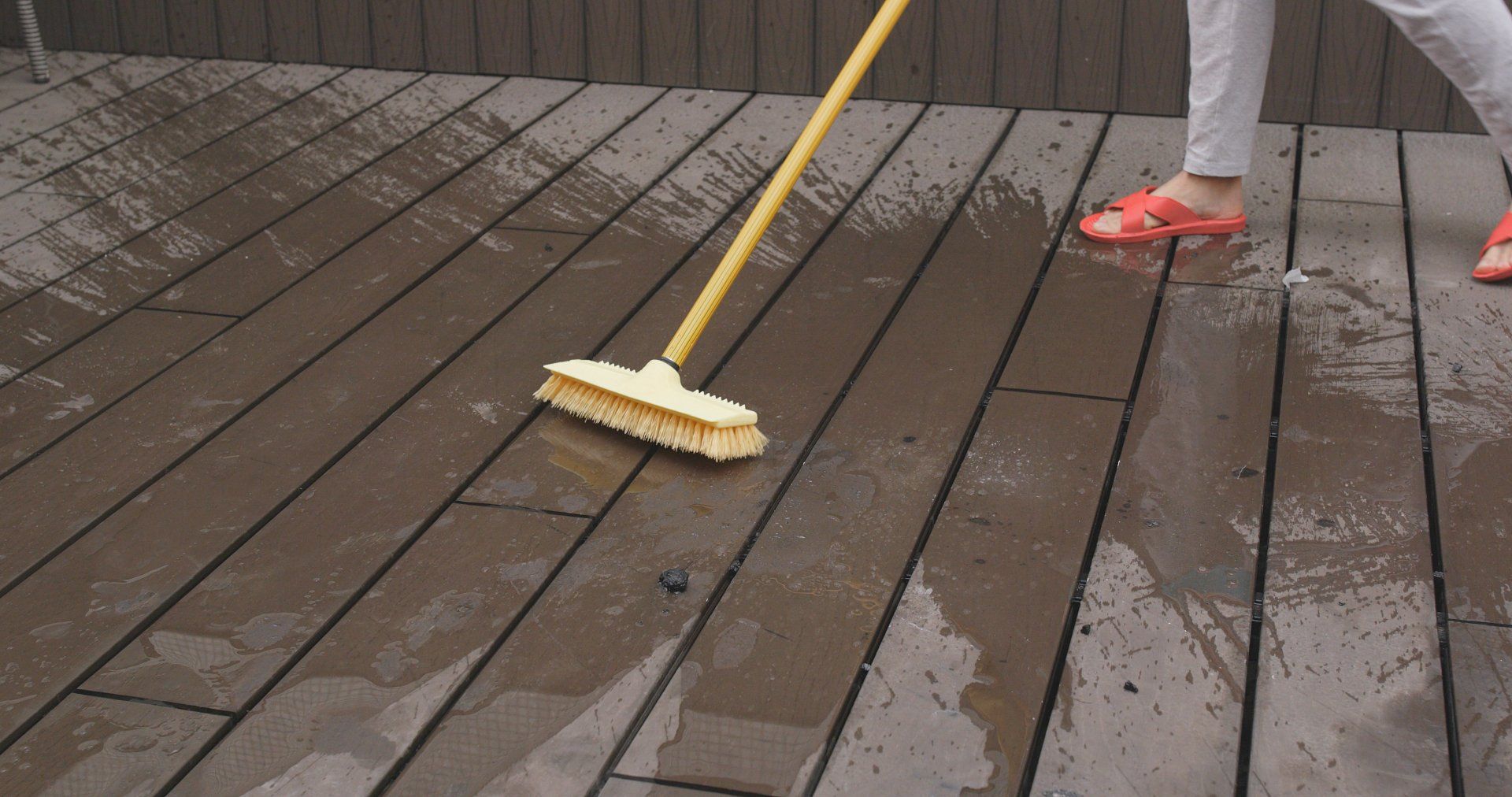 Productos de limpieza y mantenimiento para tarimas de exterior de composite WPC