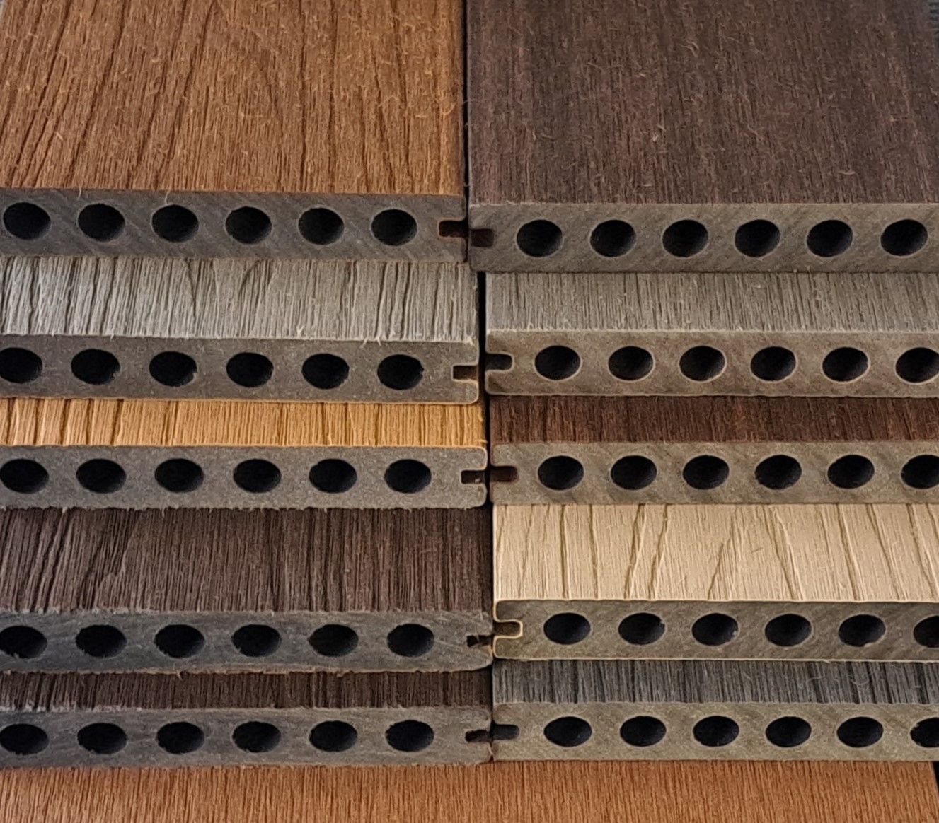 Tarima de exterior de composite encapsulado