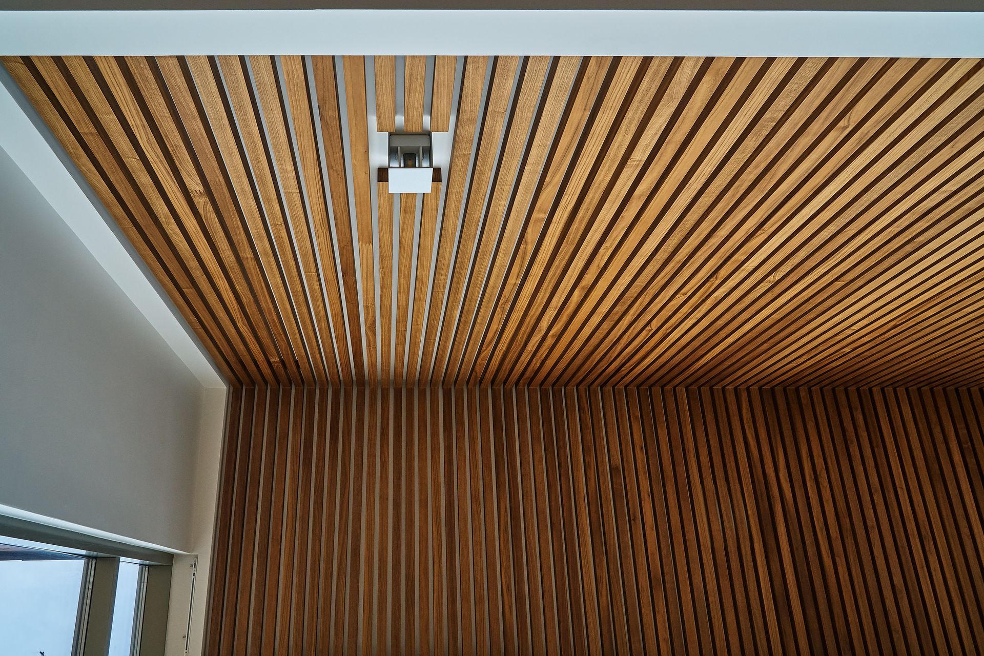 Listones de madera decorativos en pared