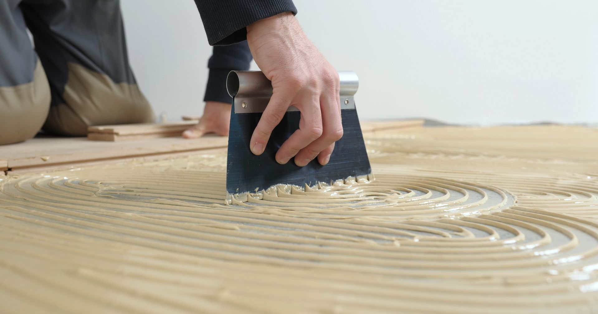 Pegamento y adhesivo para tarimas de madera, parquet y pavimentos de madera en general