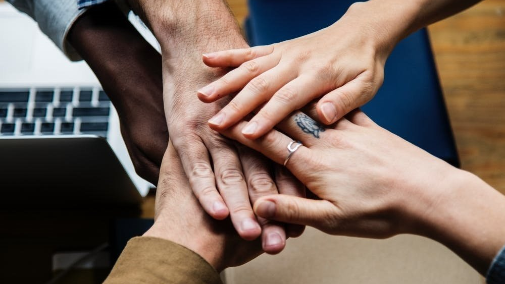 Hände und Finger Hand in Hand