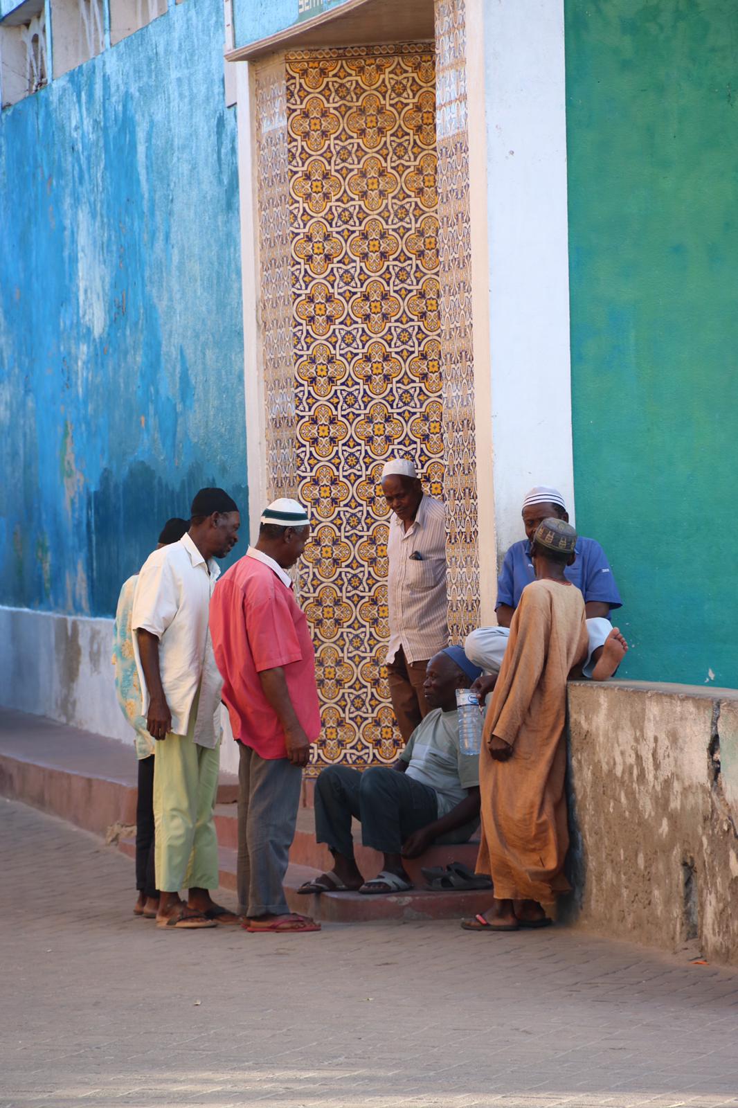 Personnes dans une rue Mozambique