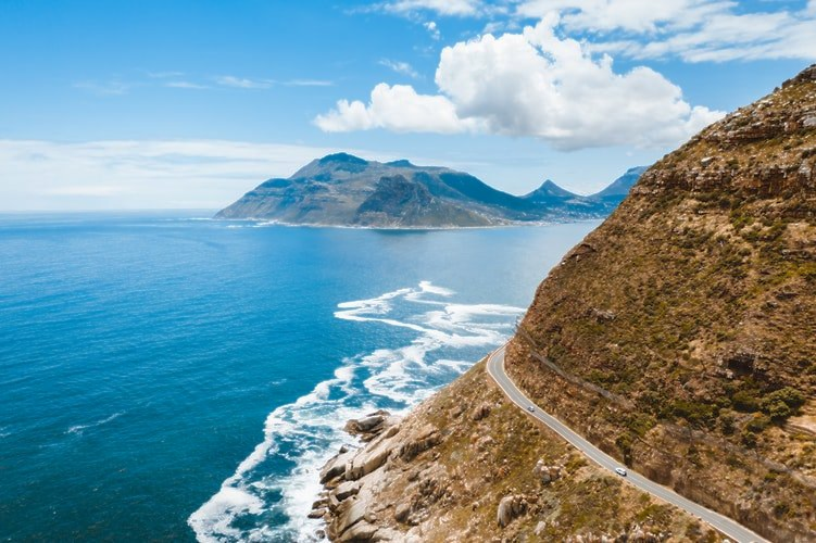 route de montagne et océan