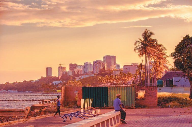 Maputo homme assis bord de mer