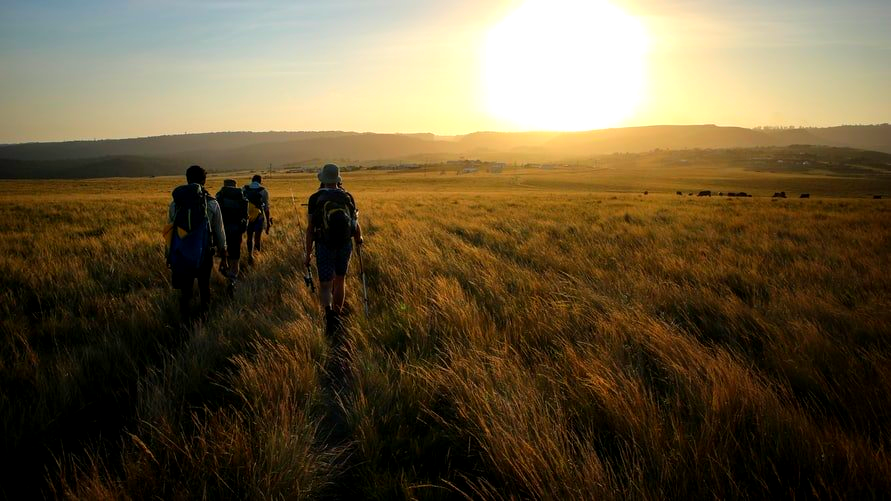 randonneurs au coucher de soleil