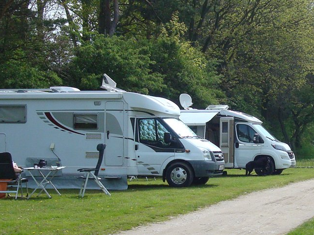 Reisemobilplatz am Waldrand Preisgruppe 1 Camping am See Alt Schwerin Reisemobile am Plauer See