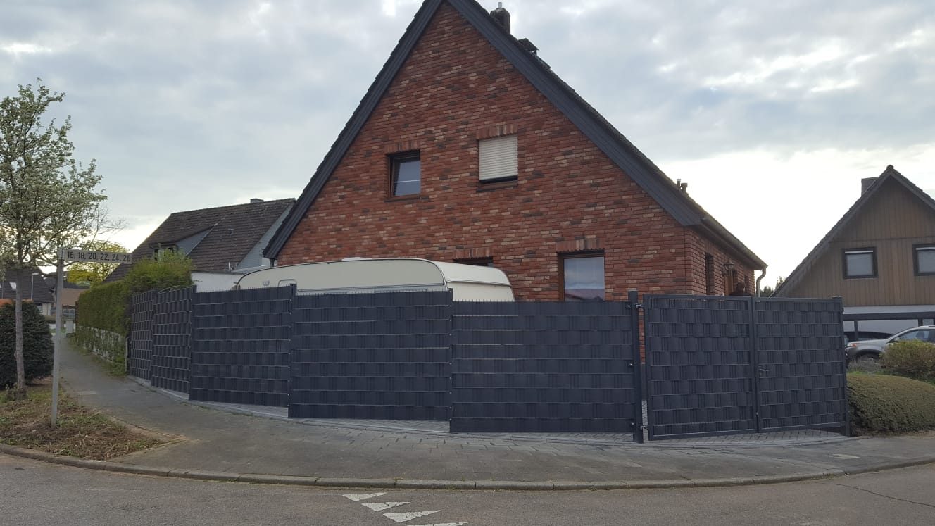 Zaunbau mit Sichtschutz