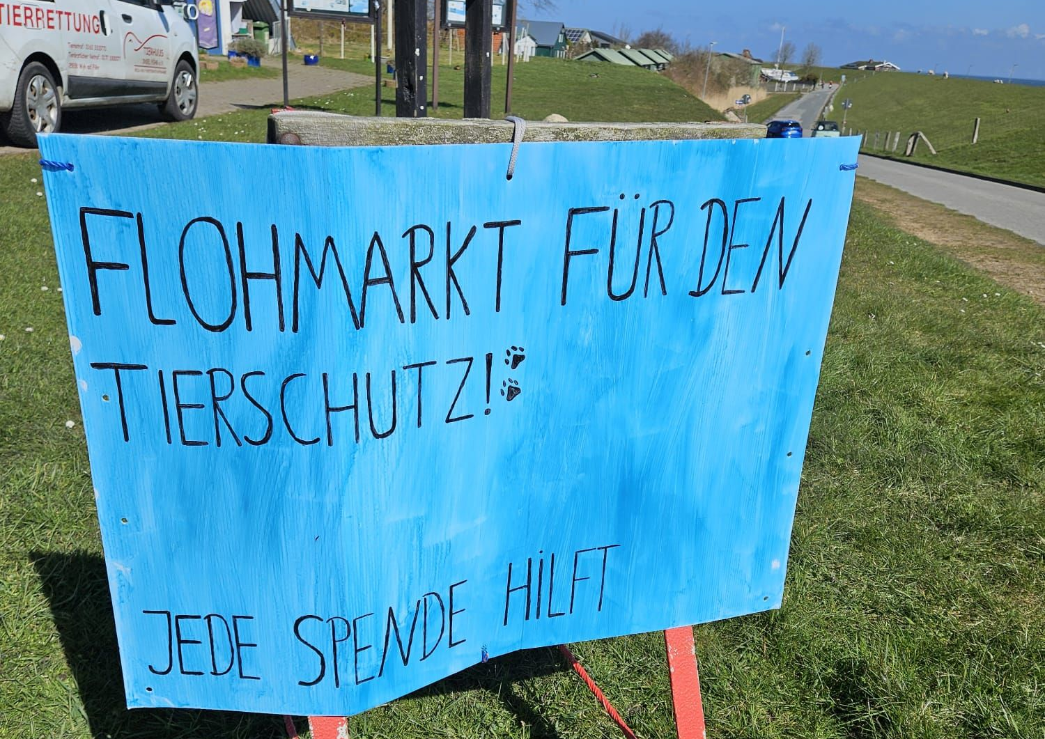Schild Flohmarkt am Robbenzentrum Föhr für den guten Zweck, für den Tierschutz