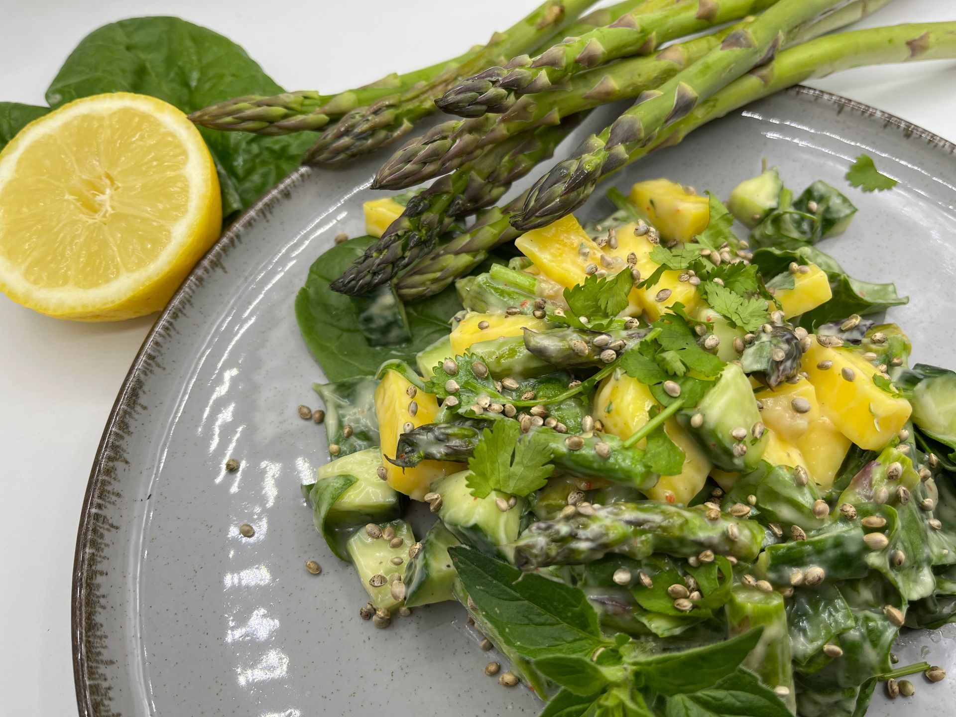 Grüner Spargel-Salat mit Avocado & Mango - erfrischend und leicht