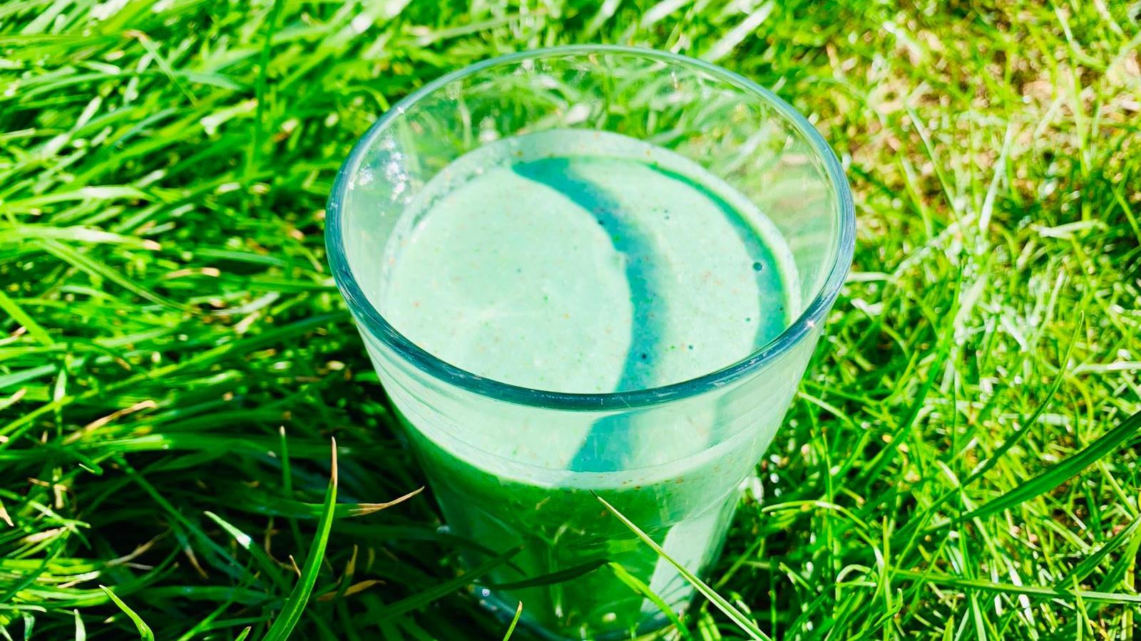 Grüner Smoothie mit Brokkoli und Spirulina
