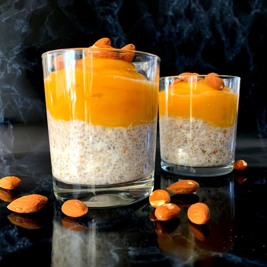 Mangomus mit Mandel-Kokos-Chia