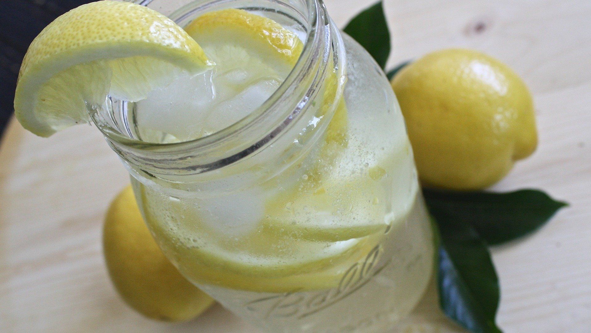 Warmes Zitronenwasser - der Energiekick am Morgen