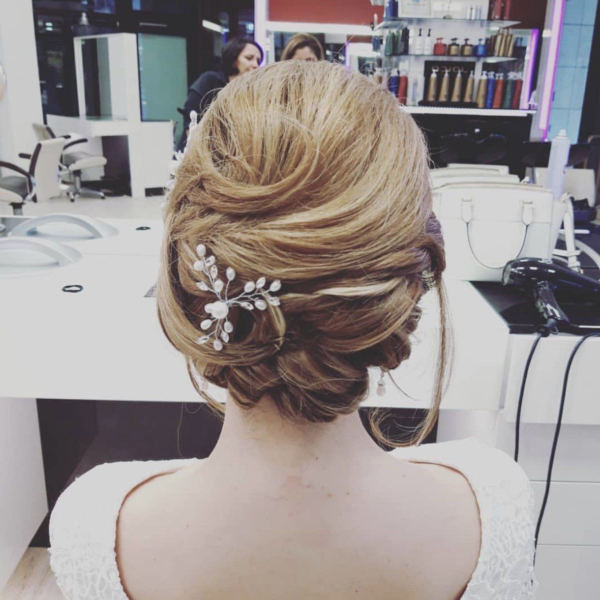 Hochgesteckte Brautfrisur beim Friseur Excellent Hair Wiesbaden. Junge Braut an ihrem Hochzeitstag