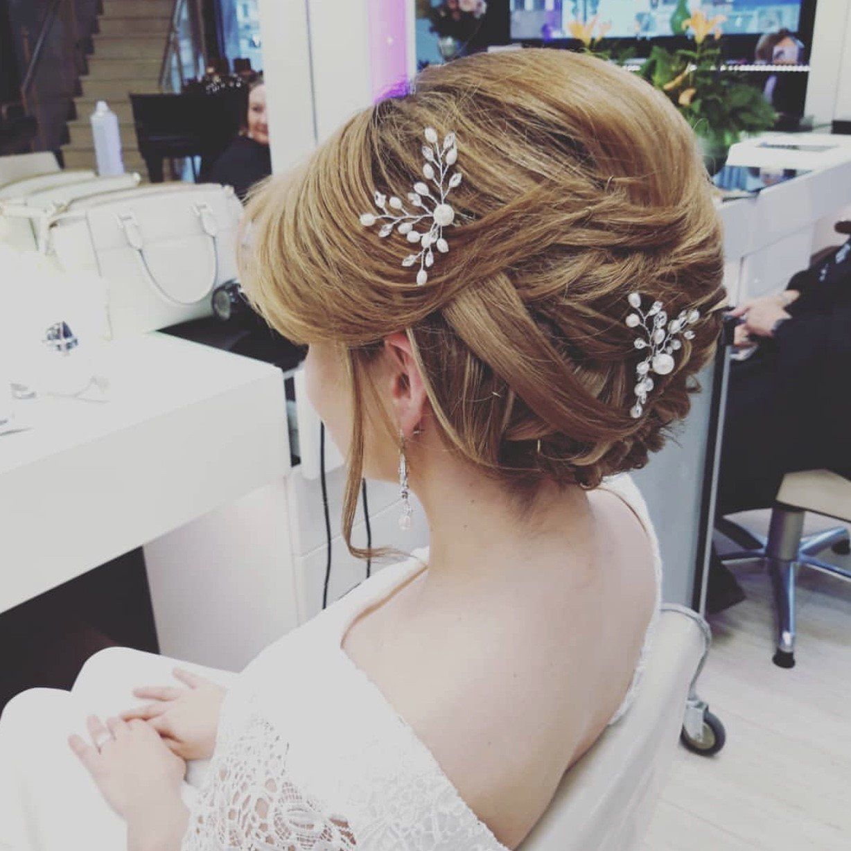 Hochgesteckte Brautfrisur im Friseursalon Excellent Hair Wiesbaden. Junge Braut an ihrem Hochzeitstag