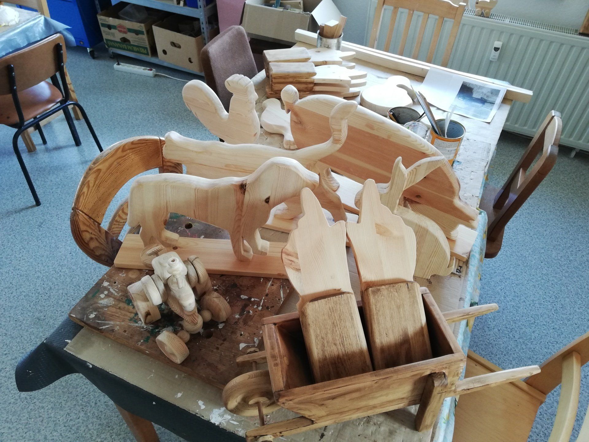 Holzprodukte aus der Jugendwerkstatt Holzprodukte aus der Jugendwerkstatt. Diese Produkte werden von Jugendlichen, mit Anleitung eines ehrenamtlichen Mitarbeiters gefertigt.