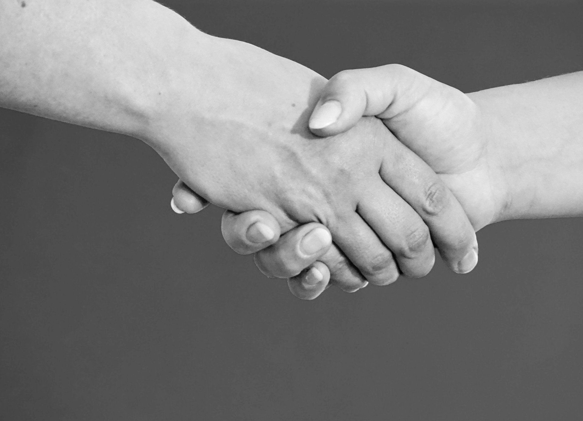 Zwei Hände die ineinandergreifen Zwei Hände die ineinandergreifen