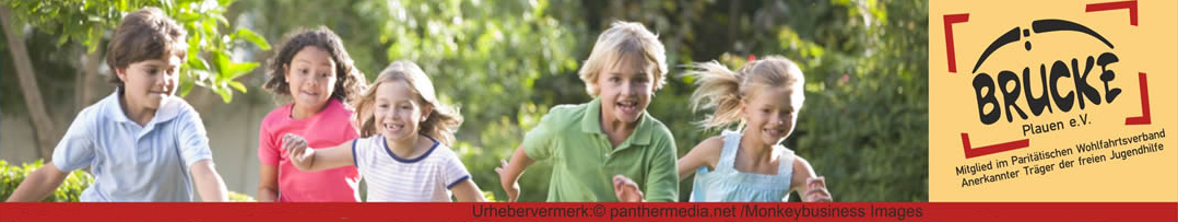 Spielende Kinder, Brücke Plauen e.V. Logo Kinder, die spielend auf die Kamera zulaufen, Brücke Plauen e.V. Logo