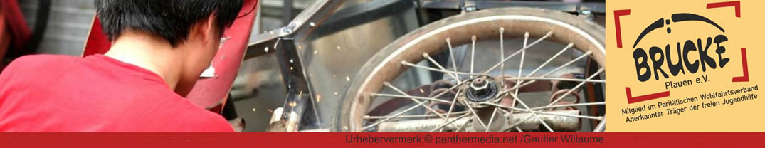 Person repariert ein Werkstück Eine Person befindet sich vor einem fahrbaren Unterstand und repariert es