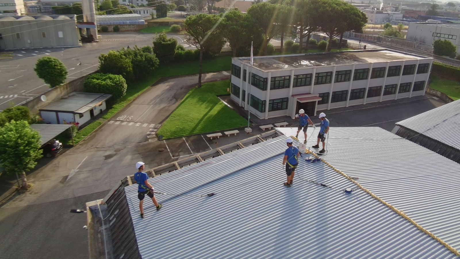 Operai Assa bonificano amianto in altezza su una grande copertura