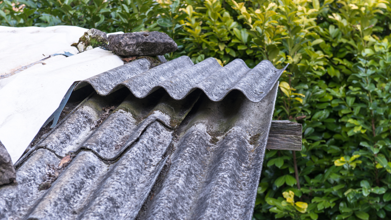 Tegole e lastre in amianto posizionate a terra