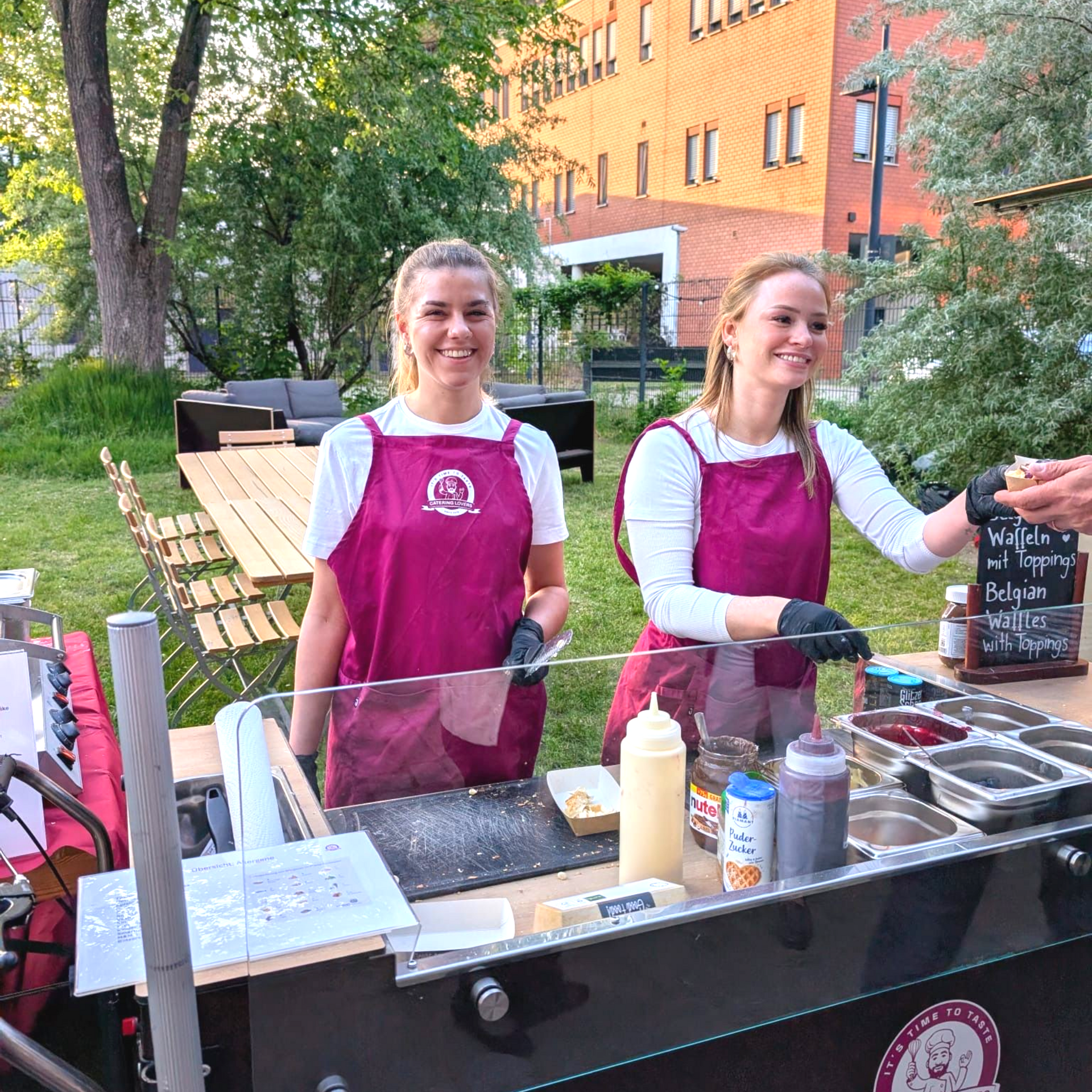 Spaß bei der Arbeit sorgt mit leckerem Burger-Catering für zufriedene Gäste