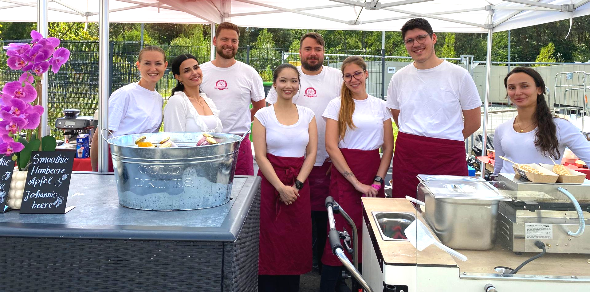 Junges und dynamisches Team beim Burger-Catering
