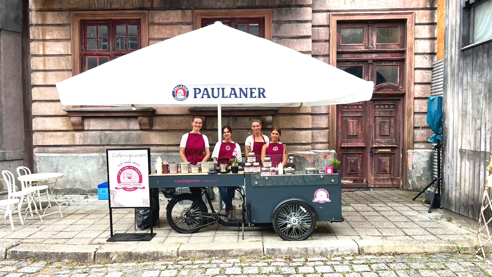 Unser motiviertes Team mit unserem HappyBike als edle Ausgabestation