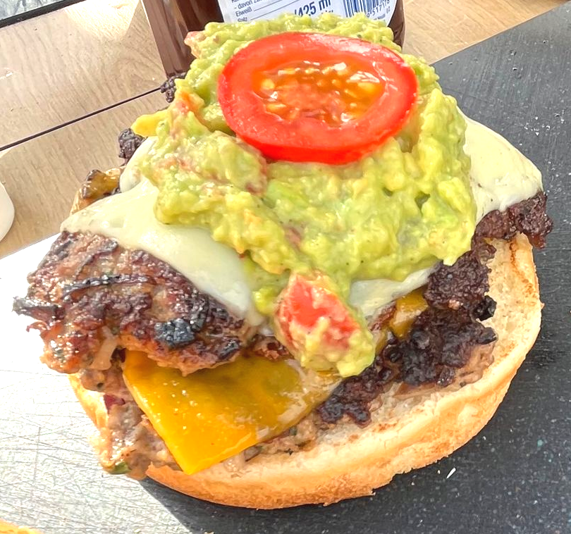 Leckerer Burger frisch vom Grill mit vielen frischen Toppings