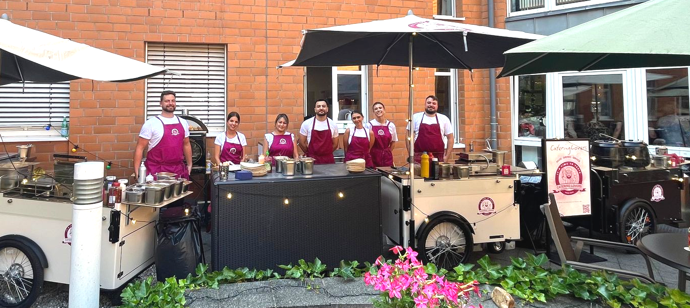 Junges und dynamisches Team mit guter Laune und bereit allen Gästen ein Lächeln ins Gesicht zu zaubern