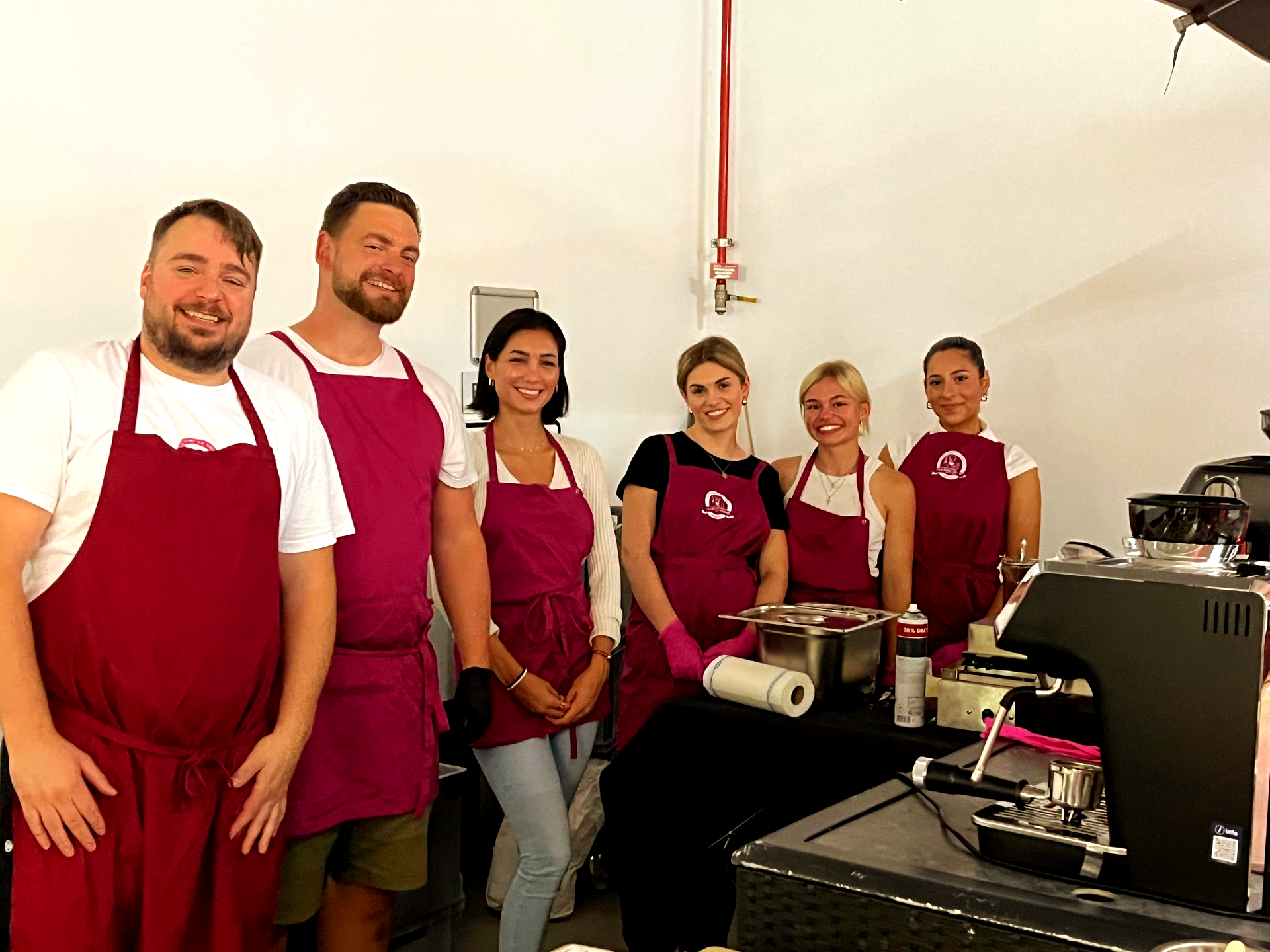 Unser Team beim Burger-Messe-Catering verbreitet viel gute Laune und leckere Burger