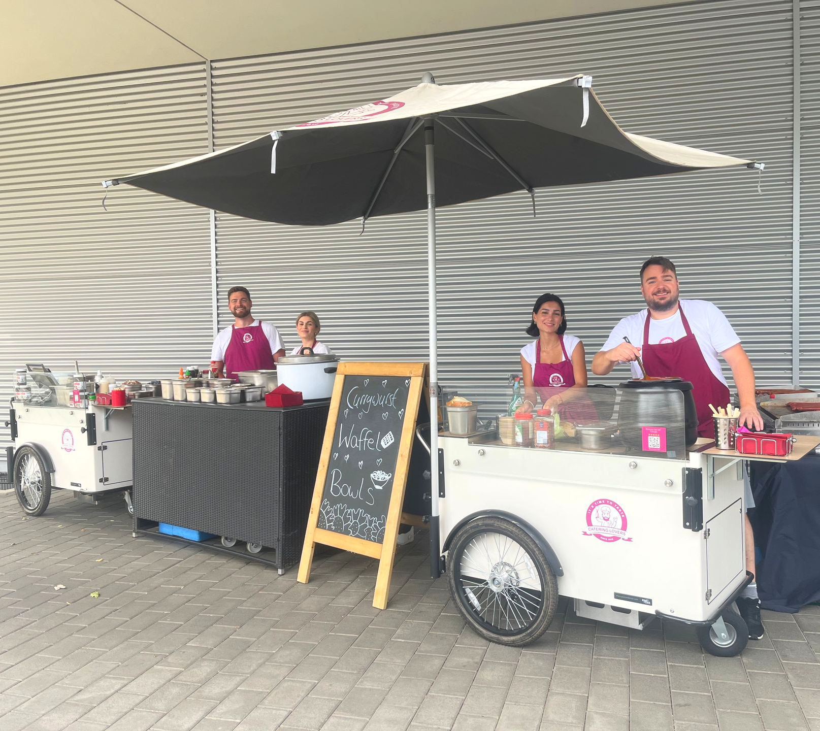 Junges und dynamisches Team beim Burger-Catering auf einem Firmenevent