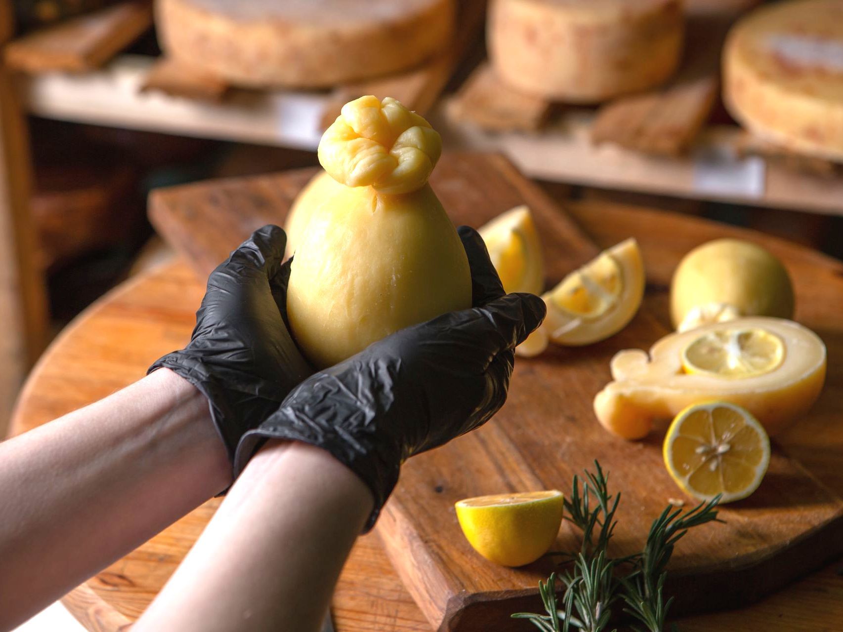 italiniesche feinkostspezialitäten, italienische lebensmittel, nudeln, pasta, traditionele herstellung, pifano und freunde, rotwein, pasta, nudeln, italienische spezialitäten, italienischer käse, italienische salami, mandelgebäck, italienisches olivenöl, natives olivenöl, caciocavallo wurstwaren, limoncello, zitronenlikör,