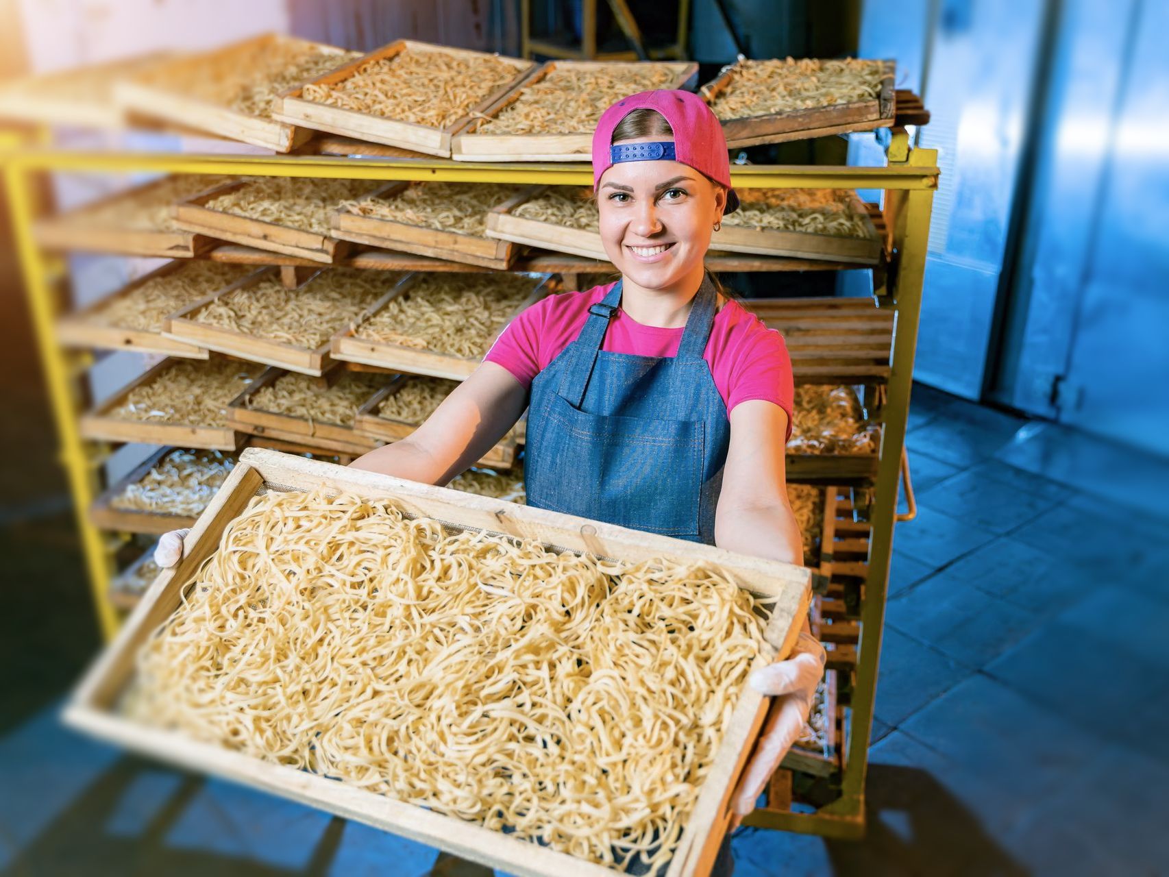 italiniesche feinkostspezialitäten, italienische lebensmittel, nudeln, pasta, traditionele herstellung,