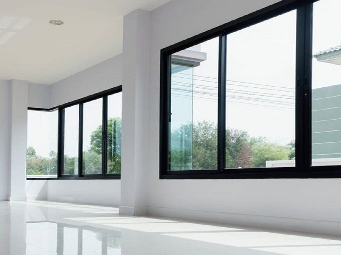 Frontal de un salón Aluminis Eixample