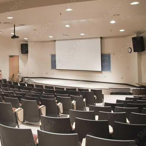 Beamer und Leinwand in einem Hörsaal