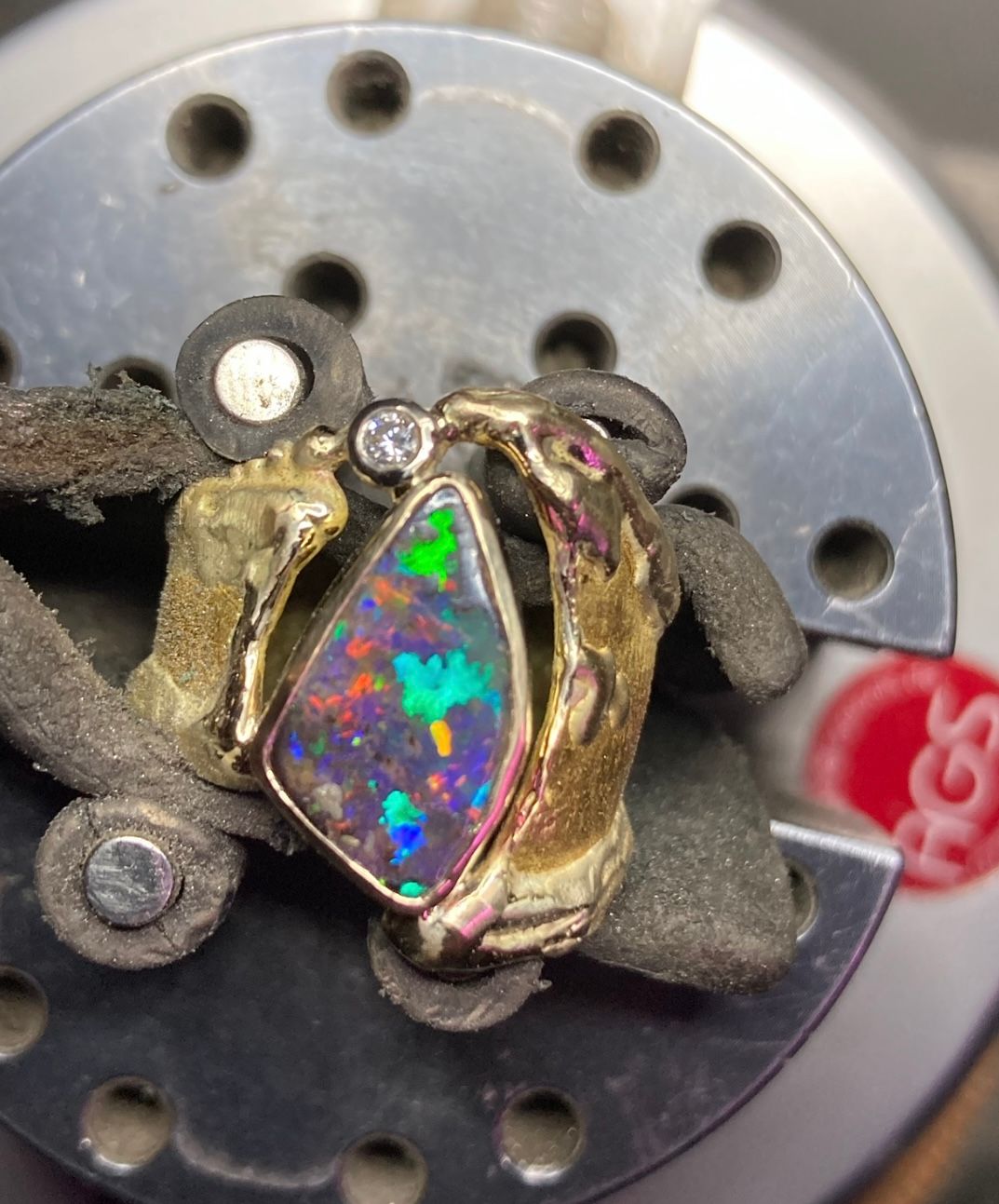 Bolderopal, lupenreiner Brillant, 585/-Au und Feingold