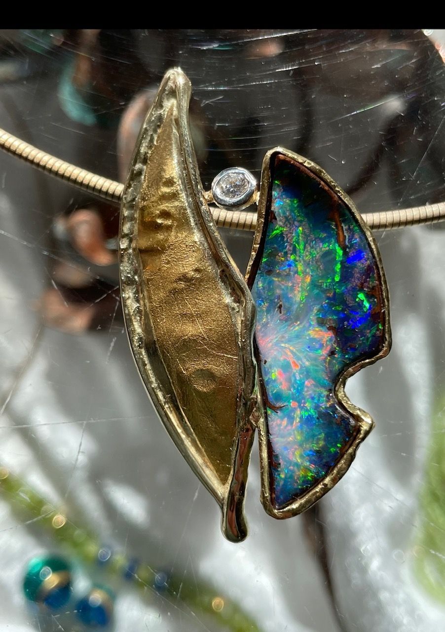 Bolderopal mit lupenreinem Brillant 750/Au und Feingold
