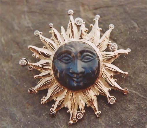 Labradoritsonne, 585/-Au mit lupenreinen farbigen Brillanten