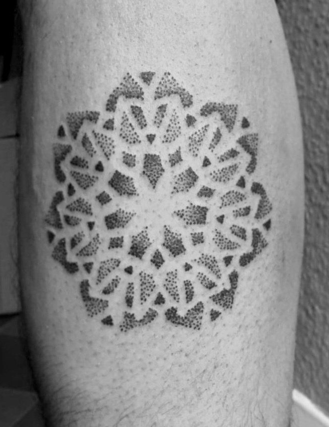 Mandala Dotwoork Tattoo handpoked im Tattoo Studio in Berlin Mitte Tiergarten.