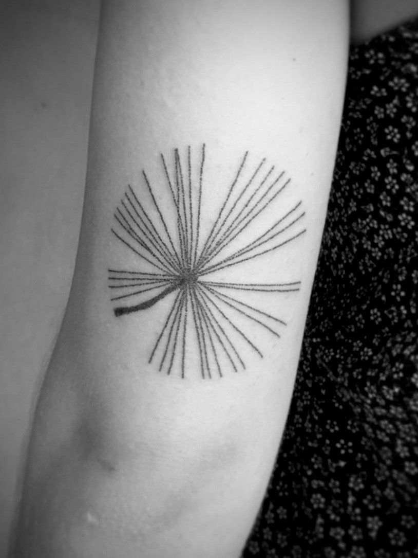 Geometric minimal fineline tattoo von tattoo artist Tobey Mink aus berlin tätowiert im Tattoo Studio in Mitte Tiergarten.